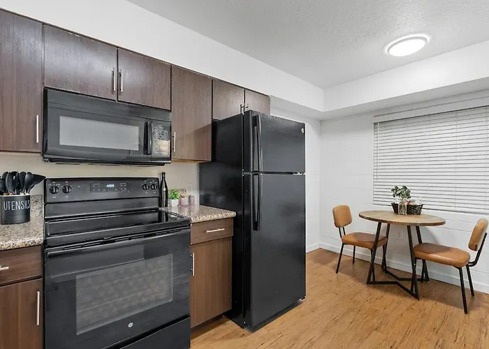 Near Asu & Dt With Pool & Free Parking Tempe